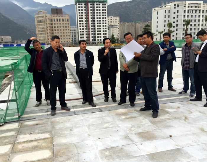 住房和城鄉建設局領(lǐng)導檢查指導階州廣場(chǎng)項目建設