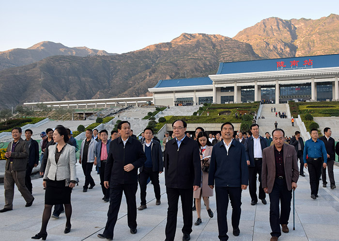 全國、省市政協(xié)委員體驗蘭渝鐵路、視察階州廣場(chǎng)
