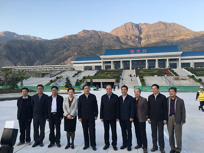 全國、省市政協(xié)委員體驗蘭渝鐵路、視察階州廣場(chǎng)