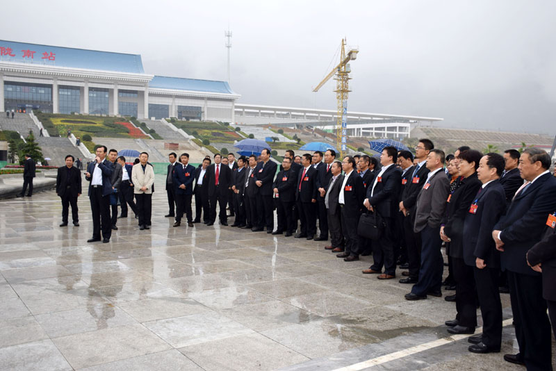 政協(xié)隴南市第四屆委員會(huì )第一次會(huì )議委員參觀(guān)階州廣場(chǎng)