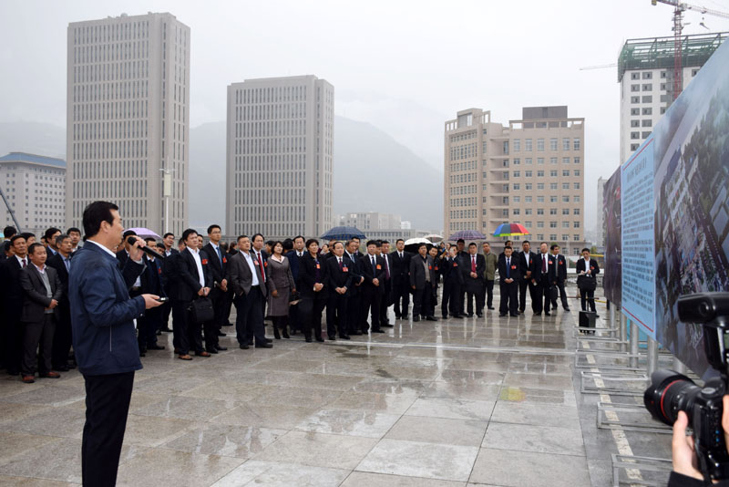 政協(xié)隴南市第四屆委員會(huì )第一次會(huì )議委員參觀(guān)階州廣場(chǎng)