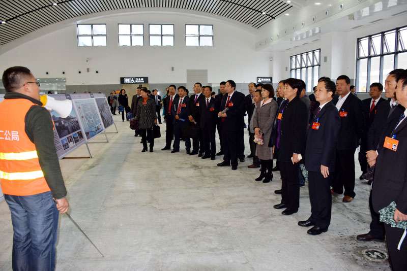 政協(xié)隴南市第四屆委員會(huì )第一次會(huì )議委員參觀(guān)階州廣場(chǎng)