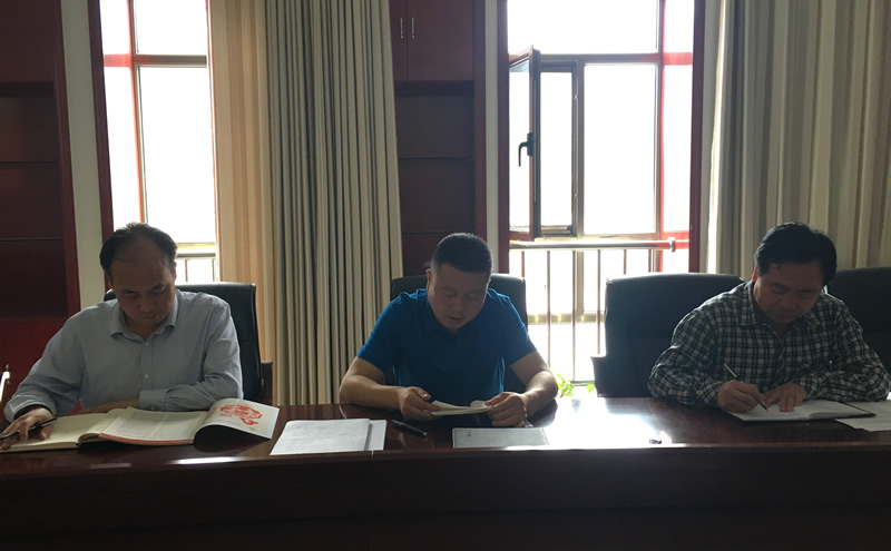市龍江城鄉發(fā)展集團公司召開(kāi)推進(jìn)“兩學(xué)一做”學(xué)習教育常態(tài)化制度化暨黨風(fēng)廉政建設工作會(huì )議