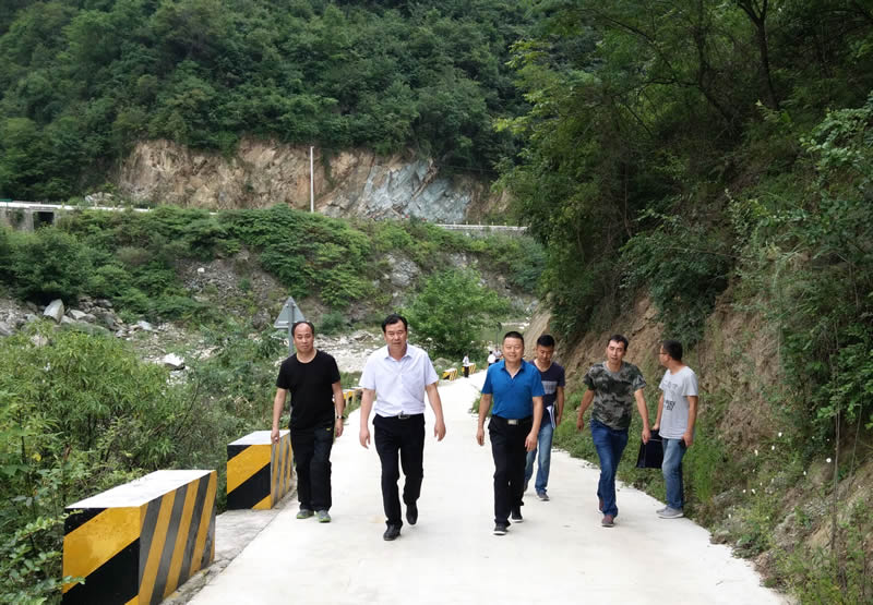 市龍江集團公司總經(jīng)理李錄順一行深入聯(lián)系村開(kāi)展雙聯(lián)幫扶工作