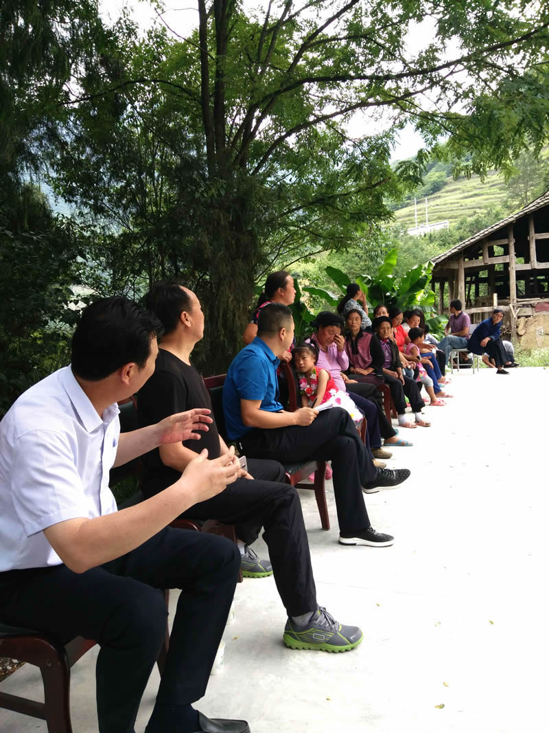 市龍江集團公司總經(jīng)理李錄順一行深入聯(lián)系村開(kāi)展雙聯(lián)幫扶工作