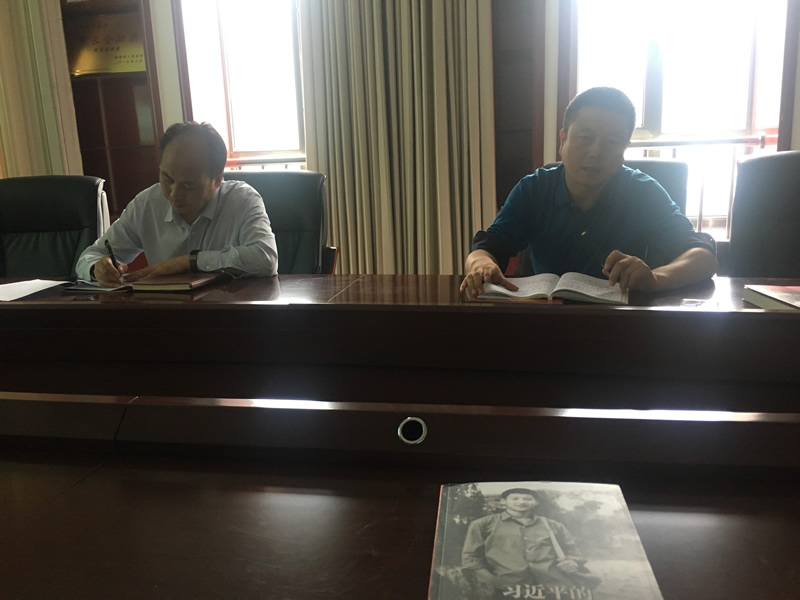 市龍江城鄉發(fā)展集團公司集體學(xué)習《習近平的七年知青歲月》并觀(guān)看《巡視利劍》專(zhuān)題片
