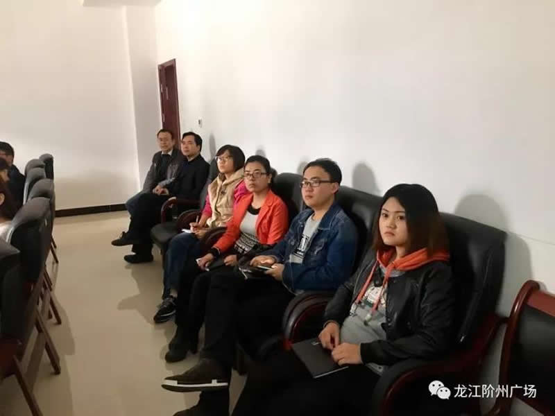 市龍江城鄉發(fā)展集團公司組織干部職工收看十九大開(kāi)幕會(huì )直播