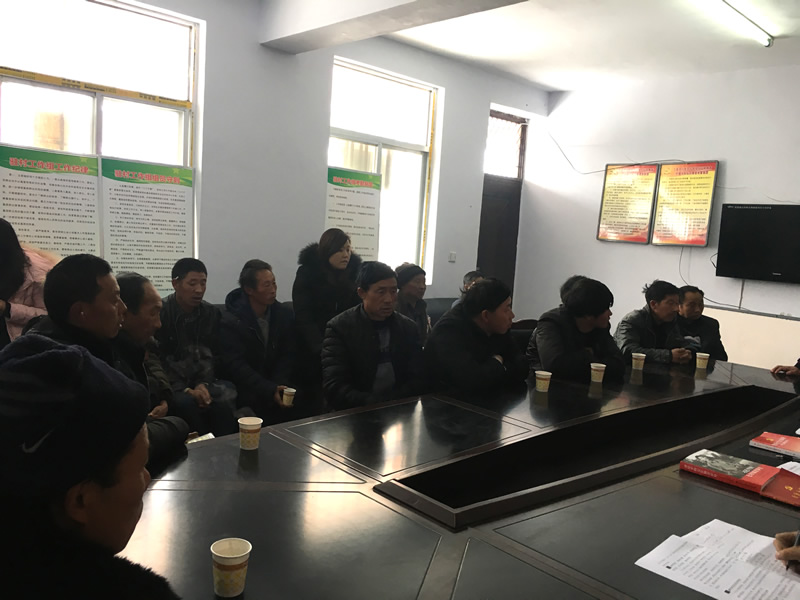 市龍江城鄉發(fā)展集團公司駐村幫扶隊在橋頭鎮安子坡村宣講黨的十九大精神