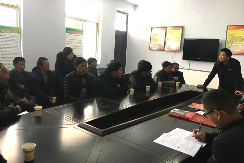 市龍江城鄉發(fā)展集團公司駐村幫扶隊在橋頭鎮安子坡村宣講黨的十九大精神