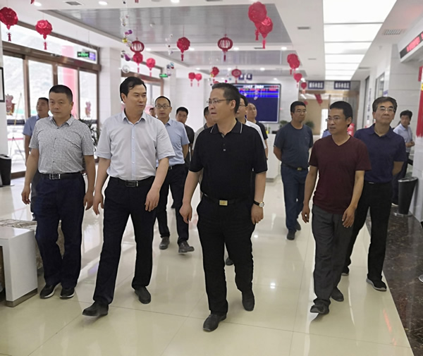 隴南市委常委、組織部部長(cháng)楊郃調研指導市龍江城鄉發(fā)展集團公司黨建工作