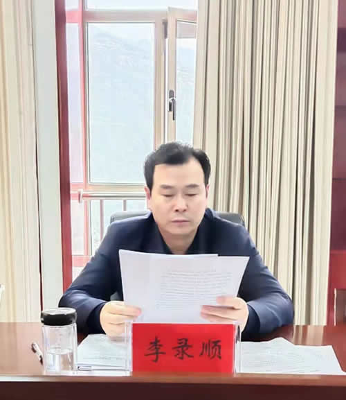 市龍江城鄉發(fā)展集團召開(kāi)對照黨章黨規找差距專(zhuān)題會(huì )議