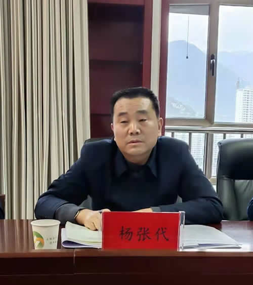 市龍江城鄉發(fā)展集團召開(kāi)對照黨章黨規找差距專(zhuān)題會(huì )議