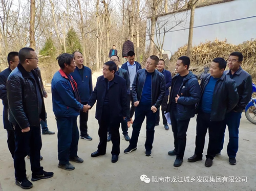 市龍江集團在文縣橋頭鎮安子坡村開(kāi)展“解難題、辦實(shí)事、送溫暖”活動(dòng)