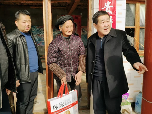 市龍江集團在文縣橋頭鎮安子坡村開(kāi)展“解難題、辦實(shí)事、送溫暖”活動(dòng)