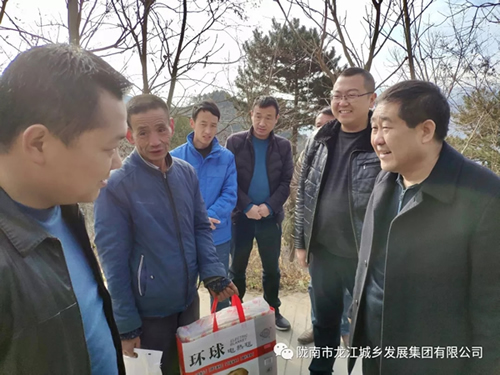 市龍江集團在文縣橋頭鎮安子坡村開(kāi)展“解難題、辦實(shí)事、送溫暖”活動(dòng)