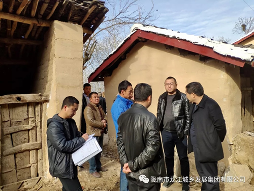 市龍江集團在文縣橋頭鎮安子坡村開(kāi)展“解難題、辦實(shí)事、送溫暖”活動(dòng)
