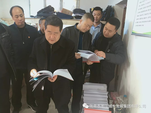 市龍江集團在文縣橋頭鎮安子坡村開(kāi)展“解難題、辦實(shí)事、送溫暖”活動(dòng)