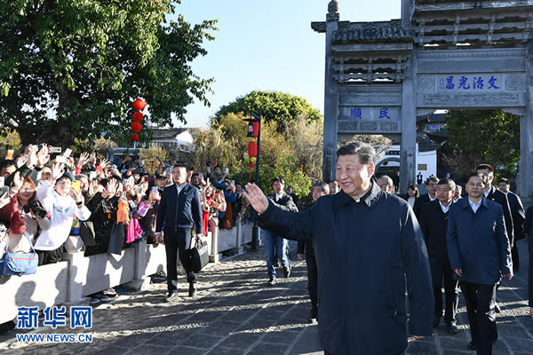 習近平春節前夕赴云南看望慰問(wèn)各族干部群眾  向全國各族人民致以美好的新春祝福  祝各族人民生活越來(lái)越好祝祖國欣欣向榮