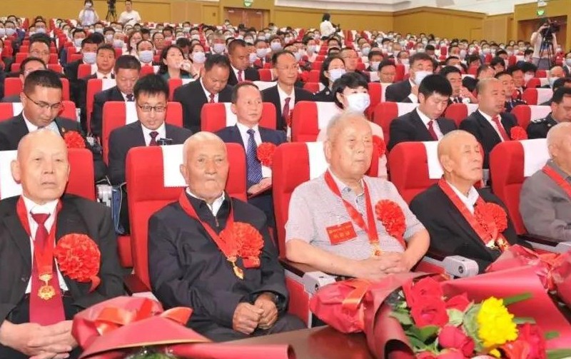 全市“兩優(yōu)一先”表彰大會(huì )隆重召開(kāi)