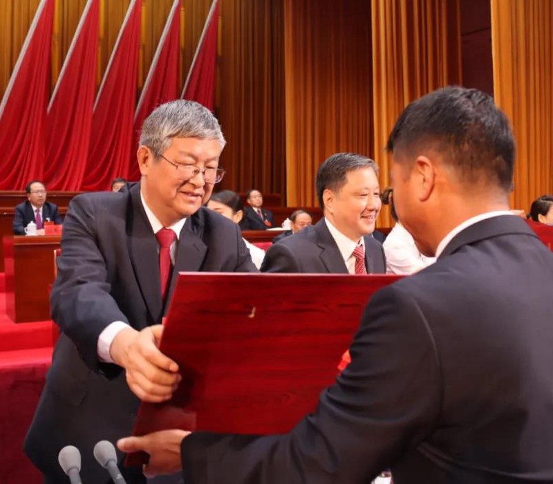 全市“兩優(yōu)一先”表彰大會(huì )隆重召開(kāi)