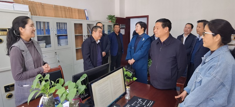 李逢春副市長(cháng)在市龍江集團公司調研指導工作